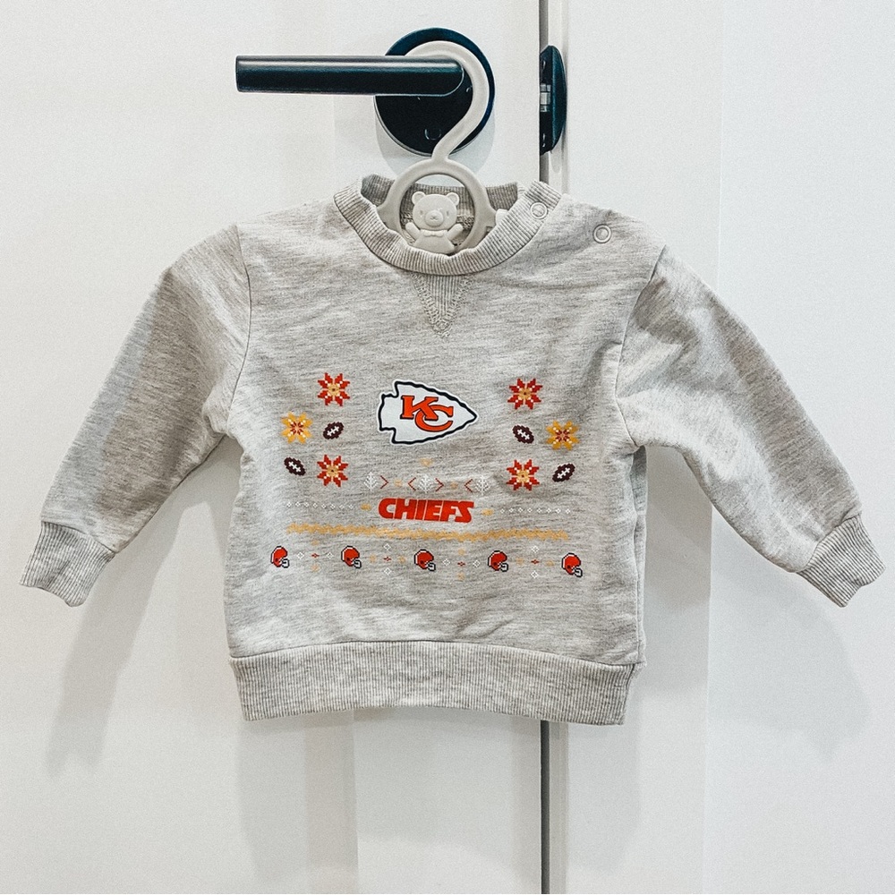 Liquidation Sale: Kansas City Chiefs | Light Gray Sweatshirt (9-12 Months)